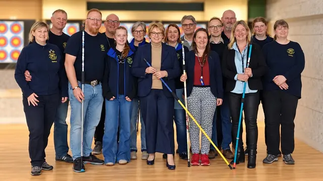 Die Ministerin Daniela Behrens (Mitte) und die beiden Landtagsabgeordneten  Corinna Lange (SPD, 6. v. re.) und Birgit Butter (CDU, 3. v. re,) mit  Blasrohr-Schützen der Gilde Buxtehude | Foto: Schützengilde Buxtehude