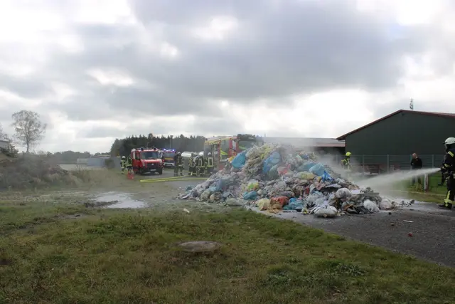 Der Fahrer entlud den Müll auf der Straße in einem Industriegebiet und löschte gemeinsam mit Mitarbeitern der benachbarten Firma die Flammen | Foto: Jürgen Bockelmann