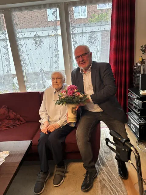 100 Jahre und noch sehr fit: Hildegard Kramp mit dem Meckelfelder Ortsbürgermeister Peter Langenbeck | Foto: Langenbeck