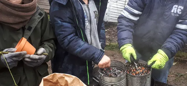 Kinder mischen Körner und Fett zu Vogelfutter