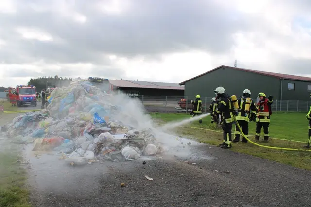 Die Feuerwehr löschte die letzten Glutnester | Foto: Jürgen Bockelmann