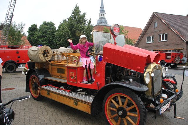 tp. Horneburg. Beim Feuerwehrfest in Horneburg staunten die Besucher am Sonntag über viele historische Fahrzeuge. Publikumsliebling war der 90 Jahre alte Löschwagen "Max". Die kleine Linda Detje (7, Foto) aus Hamburg war sofort hin und weg von dem feuerroten Oldie-Flitzer. Mehr zu dem Fest steht im kommenden WOCHENBLATT.