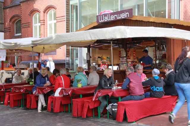Das Stader Winzerfest hat begonnen. Noch bis Sonntag, 12. Juli, bieten deutsche Winzer edle Tropfen auf dem Pferdemarkt. Nichts wie hin!