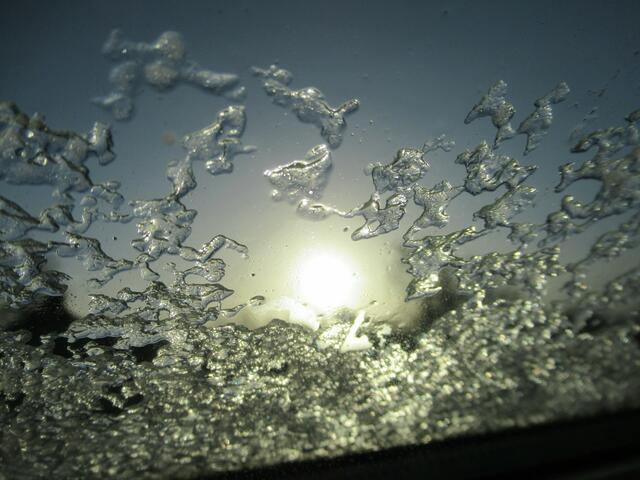 Fast wie im April: Die verschiedenen Aggregatzustände von Wasser präsentieren sich am meist grauen Himmel und an Fensterscheiben - aber auch die Sonne will ihren Auftritt haben | Foto: tw