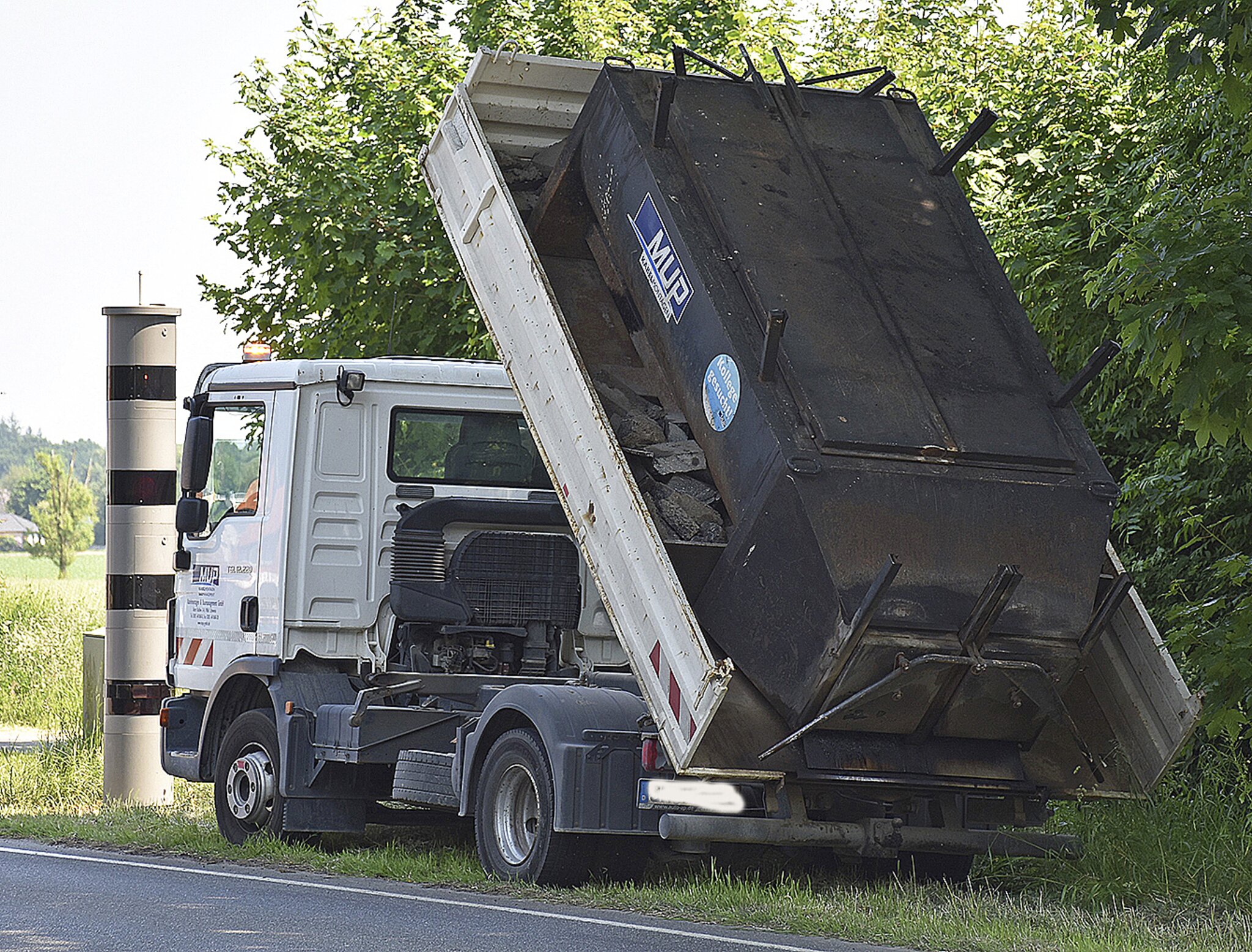 Dieses Parken war ein "Geistesblitz" des Lkw-Fahrers Dieses Parken war ein "Geistesblitz" des Lkw-Fahrers