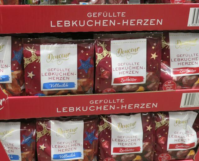 Das wird aber nun aber wirklich Zeit: 30 Grad beim Buchholzer Stadtfest und im Supermarkt gefüllte Lebkuchenherzen ... | Foto: Axel-Holger Haase