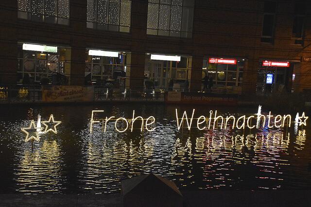 Der Schriftzug im Buchholzer Empore-Teich leuchtet zum 1. Advent | Foto: Axel-Holger Haase