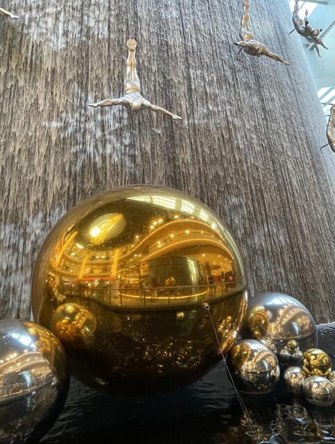 
Kinder, Enkel, Mann und Hunde
drehen auf dem Weihnachtsmarkt ihre Runde

nun bin ich ganz allein im Haus 
da dreh ich schnell Fernseher und Lampen aus

3 weiße Kerzen zünd ich mir an
dazu ein Duftstäbchen und ich kann

mich entspannen mit Salbeitee in der Stille
bei soviel Wellness beschlägt meine Brille

ich öffne die Schublade und suche ein Tuch
da liegt er vor mir, der süße Fluch

Schokoherzen und Marzipanengel
kandierte Äpfel am hölzernen Stengel

ich schiebe die Lade zu und schwöre
daß dieser Anblicke mich nicht betöre

ich setze mir eine Sonnenbrille auf
und kletter auf den Wohnzimmerschrank rauf

mit einem Müsliriegel in meiner Hand
kauer ich mich dort oben an die Wand

die Leiter schmeiß ich schnell noch um
da sagt jemand auf meiner Schulter:
„Renate sei nicht dumm“

es flüstert die Seele der Schokoladenherzen
sie sieht in meiner Aura die Entwöhnungsschmerzen

du willst dich quälen, warum tust du dir das an
dein Mann ist weg, küß doch den Schoko- Weihnachtsmann

laß die Marzipankugeln deine Zunge verführen
laß Latte Macciato deine Lippen berühren

mit dem Gürtel meiner Hose schwinge
ich ein Lasso in Richtung der süßen Dinge

wie damals als Kind, vor langer Zeit
wird`s um das Herz mir nun ganz weit

wenn Marzipan und Süßigkeiten
über meine Zunge gleiten

ich pfeif auf Hüftspeck und Cholesterin
wenn Süßigkeiten genüßlich ihre Runden ziehn

mein Wellnessplan wird umstrukturiert
der Salatteller wird mit Nougatbohnen dekoriert 

statt Salbeitee trink ich erstmal Cappuccino mit Sahne
es ist bald Weihnachten und da ist mir alles BANANE

im Januar werde ich in dieser Sparte wieder erscheinen
und mir wegen meines Gewichts  die Augen ausweinen
