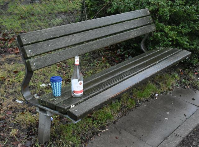 Immer wieder werden leere Flaschen, Coffee-To-Go-Becher, Zigarettenkippen und weiteres Einpackpaper auf dieser Park stehengelassen  | Foto: Axel-Holger Haase