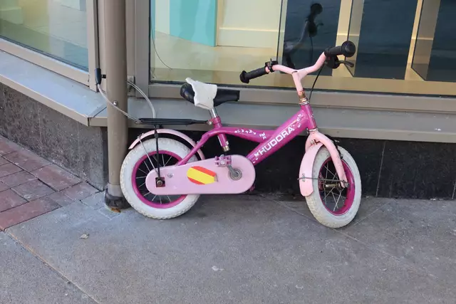 Das Kinderfahrrad steht schon seit vergangener Woche gut gesichert an einem Fallrohr am Eingang der Buchholz Galerie in der Breiten Straße | Foto: Axel-Holger Haase