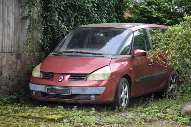 Ein seltener Renault Espace steht geschützt zwischen Scheune und Hecke im Landkreis Harburg | Foto: Axel-Holger Haase