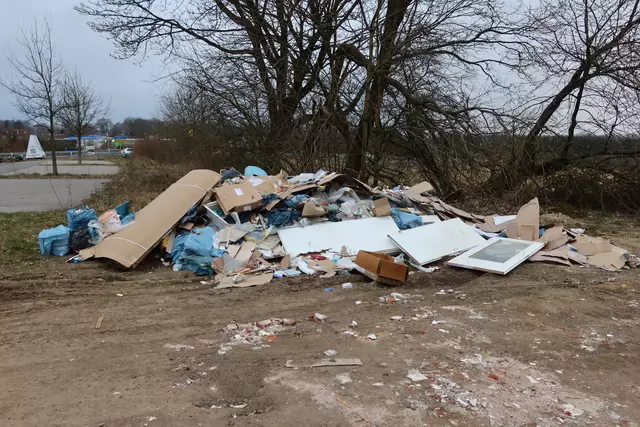 Diese bunte Müllmischung befindet sich auf dem Pendlerparkplatz in Dibbersen | Foto: Axel-Holger Haase