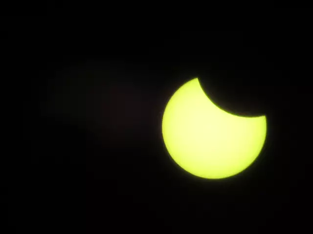 Partielle Sonnenfinsternis am Samstagmittag - ein wirklich besonderer Moment! Natürlich mit Sonnenfinsternisbrille :-) | Foto: tw