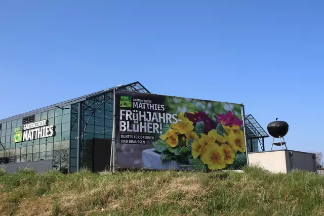 Der riesige Grill vor dem Gartencenter Matthies wartet auf seinen Grillmeister | Foto: Peters