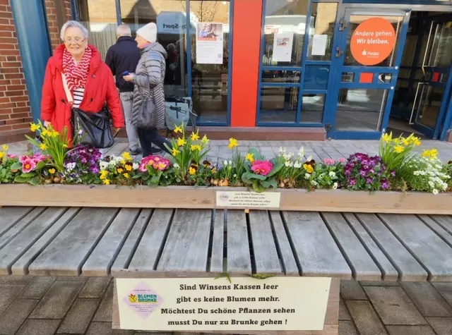 Viele Winsener bleiben an den hübsch dekorierten Tischen in der Fußgängerzone stehen.
Nach dem lesen der Tafel am Blumenkasten gehen sie dann mit einem Lachen im Gesicht weiter.
Hier hat ein Blumenladen mit der Finanzmisere der Stadt Winsen einen tollen Werbegag gelandet.
Wahrscheinlich werden das die Politiker im Rathaus eventuell anders sehen.
Aber die Bürger amüsieren sich köstlich.
 | Foto: Rüdiger Störtebecker 