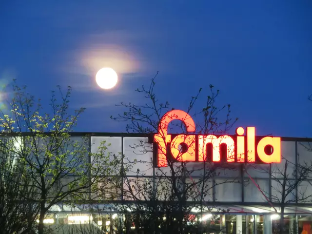Der Vollmond ließ sich über dem famila-Warenhaus in Schneverdingen fotografieren | Foto: Axel-Holger Haase