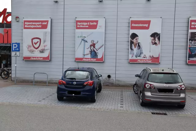 Auf dem Parkplatz vor dem famila-Warenhaus in Buchholz (Nordring) sind extra ausgezeichnete Parkplätze für Personen mit körperlicher Beeinträchtigung. Die Autofahrer dieser Fahrzeuge gingen locker nach dem Parken in den Eingang. Parkberechtigung fehlte. "Kommt bei uns täglich vor", sagt famila-Warenhausleiter Alexander Grenz. | Foto: Axel-Holger Haase