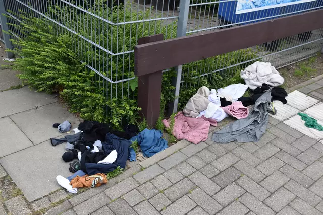 Die ehemaligen Besitzer haben es gut gemeint: Sie stellten mehrere Tüten mit Kleidung als Spende an die Straße. Leider etwas zu früh. Nach kurzer Zeit waren die Tüten "geplündert", der Rest verstreut ... | Foto: Axel-Holger Haase