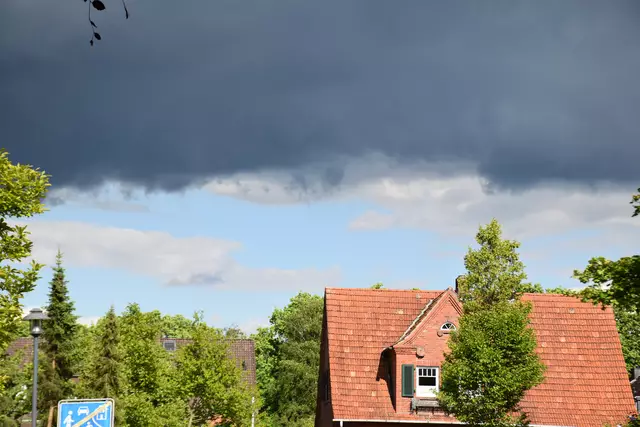 Eine dunkle Wolkenfront zog über Buchholz  | Foto: Axel-Holger Haase