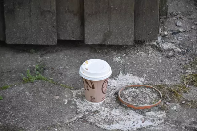 Für diesen leeren Becher war wohl kein Mülleimer in der Nähe ... | Foto: Axel-Holger Haase