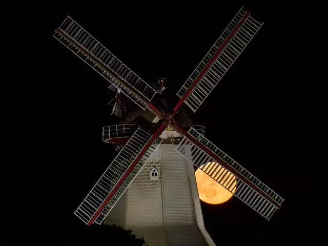 Der große und rote Erdbeermond zeichnet sich wunderschön hinter der Eyendorfer Mühle (Salzhausen) ab | Foto: Wolfgang Schultz