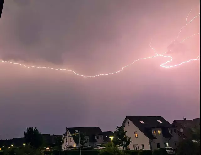 Am 22.06.25 gegen 22 h gab es über dem Habichtshorst in Borstel Abkühlung durch Regen und dazu eine tolle Show am Himmel. Ein Blitz schöner als der Andere . Man wußte  nicht, wo man zuerst hinschauen sollte. | Foto: S.B.