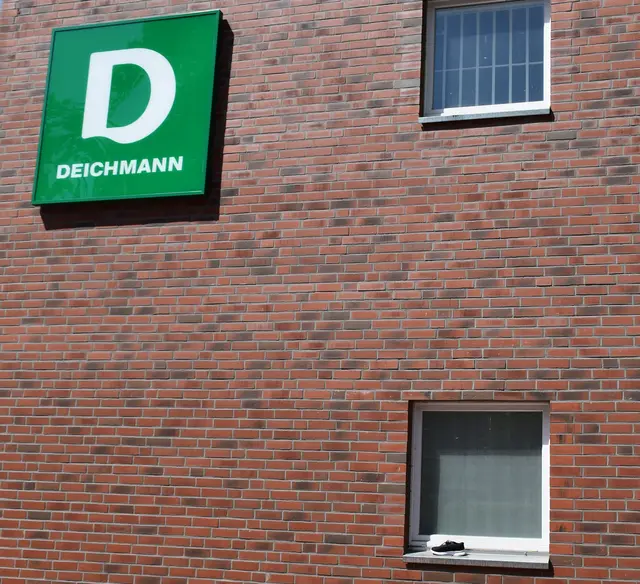 Ging dort einer mit nur einem Schuh weiter? Oder befindet sich der zweite Sportschuh noch im Geschäft?