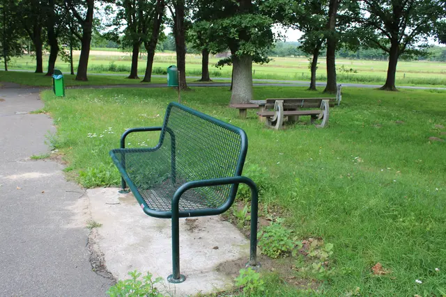 Gleich zwei Mülleiner, auch zwei Bänke finden sich an der Ecke Harmstorfer Straße/Feldgarten in Ramelsloh. Hier hat man mit Sitzmöbeln und Entsorgungsmöglicheiten nicht gespart! Ob der Ort allerdings überall so gut ausgestattet ist, ist umstritten ... | Foto: pöp