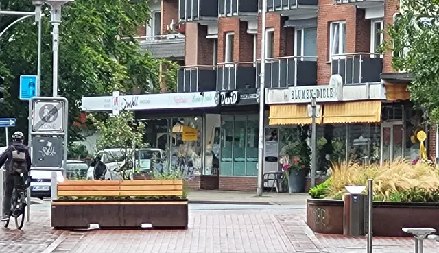 Die Durchfahrt der Fußgängerzone "Breite Straße" ist durch eine Sitzbank eingeengt worden. Bürger forderten schon lange eine Begrenzung, da Fahrzeuge ungehindert in Passantengruppen bei Veranstaltung fahren konnten | Foto: André Welle
