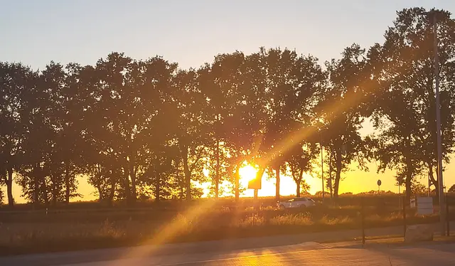 Wenn der Tankstopp romantisch wird: Sonnenuntergang über Dohren, von Tostedt aus gesehen  | Foto: sh