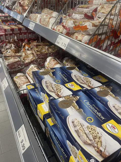 Es ist Ende August, noch blühen die Sonnenblumen und auch die meisten Freibäder haben noch geöffnet. Und doch steht im Supermarktregal schon der erste Christstollen. WOCHENBLATT-Redakteurin Pauline Meyer entdeckte das weihnachtliche Gebäck in einem Buchholzer Supermarkt und traute ihren Augen kaum: Ende August, noch vor Halloween und Erntedank, leuchten die ersten Zimtsterne und Lebkuchenherzen um die Wette.

Der Einzelhandel scheint damit auch dieses Jahr wieder früh in Festtagsstimmung zu kommen – deutlich früher als so mancher Magen. Sommerhitze trifft Spekulatius: Ob das Tradition oder übertrieben ist, darüber lässt sich streiten. Fest steht: Wer sich jetzt schon eindecken will, kann das machen, selbst wenn Adventskranz und Tannenbaum noch Monate entfernt sind.
 | Foto: pm