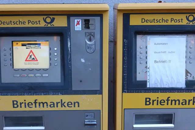 Wer außerhalb der Öffnungszeit der Post Postwertzeichen am Automaten drucken lassen möchte, hat schlechte Karten ... | Foto: Axel-Holger Haase