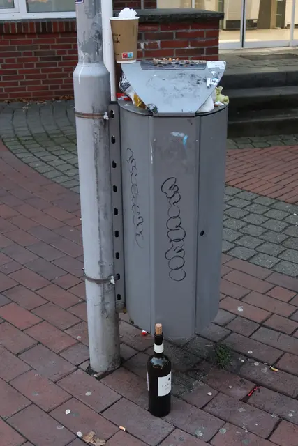 Alltag in Buchholz: Überfüllter Mülleimer mit Coffee-to-go-Becher über Kippen bis zur Rotweinflasche  | Foto: Axel-Holger Haase