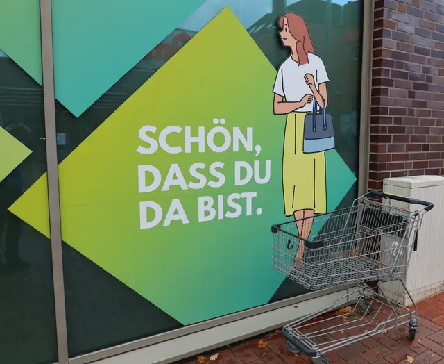 Nachdem der Einkauf ausgepackt war, reichte die Kraft nicht mehr aus, um den Einkaufswagen wieder in das Einkaufscenter zurückzubringen ...  | Foto: Axel-Holger Haase