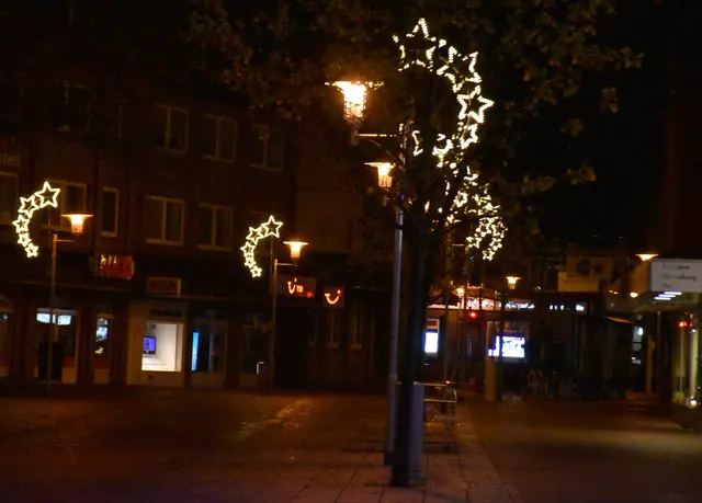 Früher war es üblich, dass die Advents- oder Weihnachtsbeleuchtung erst nach den Volkstrauertagen angestellt wird. In Buchholz leuchten die Lichter bereits seit einer Woche ...  | Foto: Axel-Holger Haase