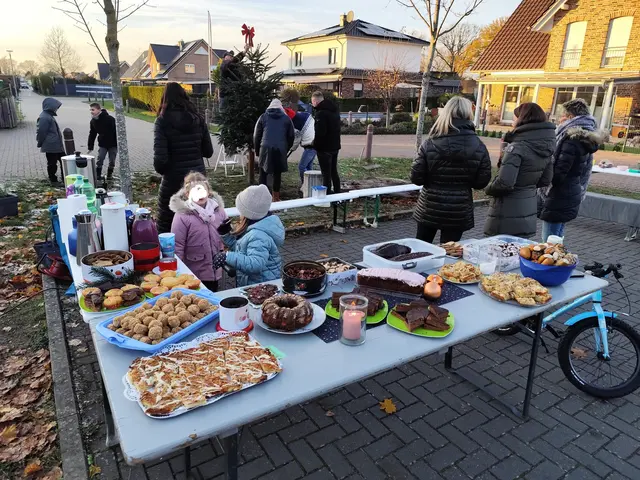 Im Habichtshorst in Borstel wurde die Adventszeit eingeläutet. Der von der Gemeinschaft aufgestellte Weihnachtsbaum wurde von den Kindern mit selbstgebastelten Baumschmuck verziert. Auch für das leibliche Wohl wurde bestens gesorgt wie man auf dem Foto sehen kann. Punsch für die Erwachsenen, Kinderpunsch für die Kleinen und dazu selbstgebackener Kuchen rundeten alles ab. So wird Nachbarschaft mit Leben erfüllt. | Foto: Rüdiger Störtebecker 