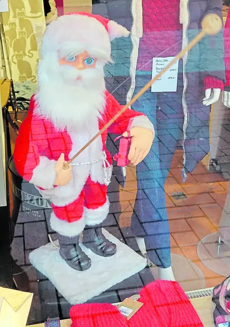 Wer durch die Buchholzer Innenstadt geht, kennt den Weihnachtsmann mit dem Holzstab, der an die Fensterscheiber klopft | Foto: Axel-Holger Haase