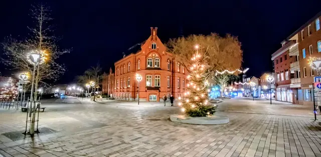 Weihnachten ist der Geburtstag des Christkindes das vor über 2000 Jahren das Licht in die Welt brachte.
Aber Weihnachten ist viel mehr als Lichter, Geschenke und süße Leckereien.
Weihnachten ist pure Magie - eine ganz besonder Magie, die man nicht sehen, aber tief im Herzen fühlen kann.
Egal, was in eurem Umfeld gesagt wird. Weihnachtsmagie ist so unendlich kostbar. Jeder von euch trägt ein kleines Stück davon in sich. Passt gut auf diese besondere Magie auf, nicht nur an Weihnachten sondern an jedem Tag des Jahres. Solange ihr an die Magie von Weihnachten glaubt, wird sie euch begleiten. | Foto: Rüdiger Störtebecker 