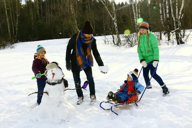 Mit der ganzen Familie - die Mutter macht das Foto - in den Schnee