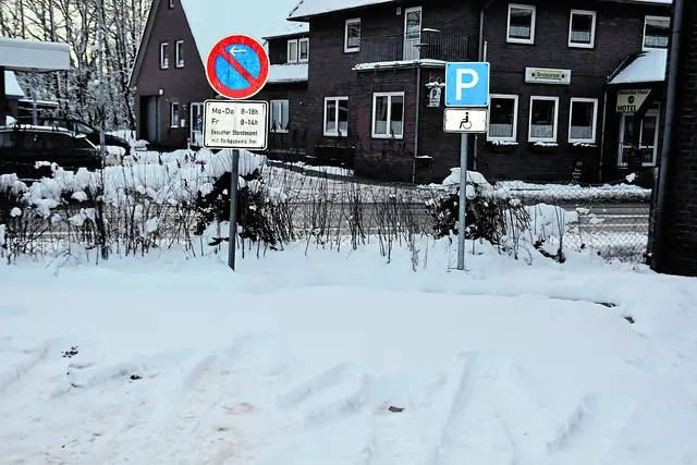Der reservierte Parkplatz für Menschen mit körperlicher Einschränkung ohne Schneeräumung  | Foto: Axel-Holger Haase