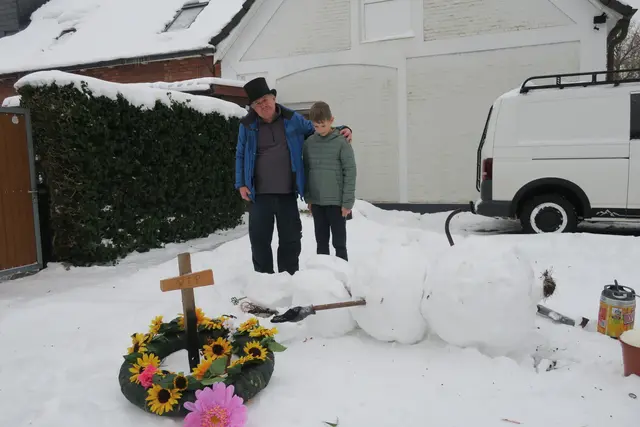 Traurig - würdige Beerdigung des "toten Schneemanns" | Foto: Lianie Gabriel