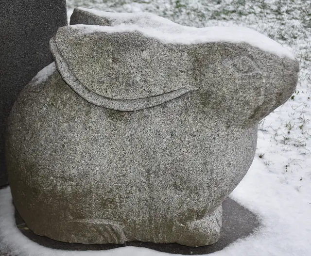 Kopf und Ohren der Hasenfigur in Buchholz sind eingeschneit  | Foto: Axel-Holger Haase