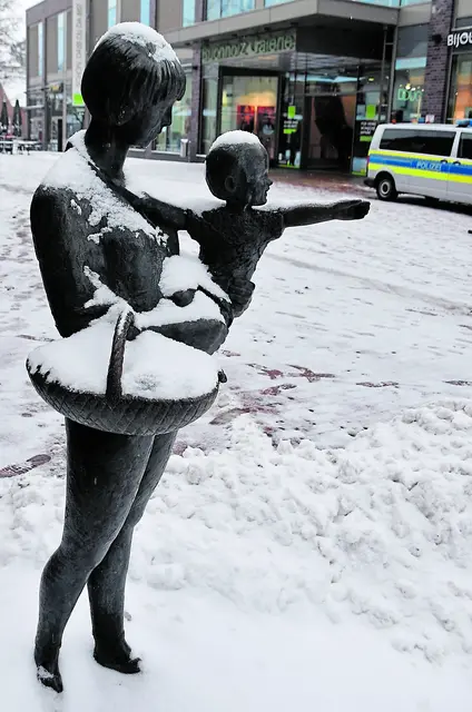Auch die Skulptur in der Buchholzer Innenstadt ist schneebedeckt | Foto: Axel-Holger Haase