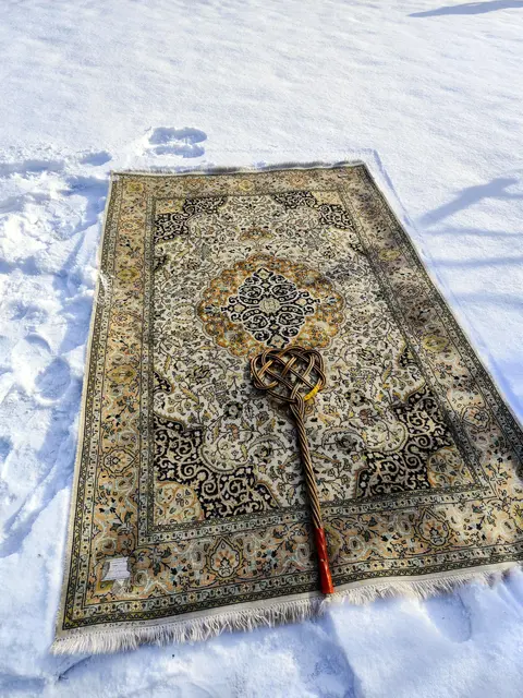 Man legt den Teppich bei leichtem Frost für ca. 15-20 min mit dem Flor nach unten in sauberen Pulverschnee, klopft mit einem Teppichklopfer auf die Rückseite. Danach lässt man den Teppich in der Luft trocknen. | Foto: Rüdiger Störtebecker 