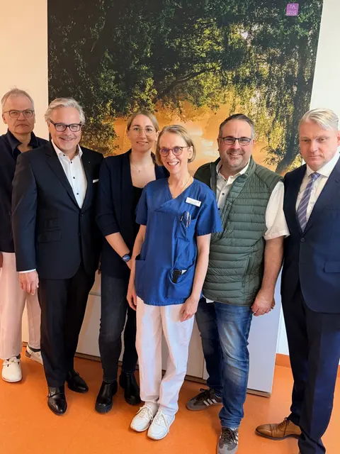 v.li.: Dr. Werner Raut, Chefarzt Medizinische Klinik, Lars Hagemeier (Lions Club Buchholz-Nordheide), Katharina Koch, Geschäftsführerin der Hospiz Nordheide gGmbH, Dr. Karen Hamel, Leitende Ärztin für Palliativmedizin im Krankenhaus Buchholz, Jan Bauer (MdL). der am Ball eine gesonderte Versteigerung durchführte, und Krankenhaus-Geschäftsführer Cord Meier bei der Übergabe von 19.995 Euro im Krankenhaus Buchholz
 | Foto: ssc