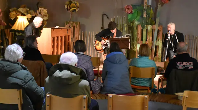 Thomas Krakowczyk (rechts) zog mit seinen Mitmusikanten das Publikum am Samstag in seinen musikalischen Bann. Jeden Samstagmittag von 11.30 bis 13.30 Uhr:  Lounge Jazz in den Buchholzer Höfen mit wechselnden Gastmusikanten und buntem Repertoire. Zuhören, entspannen, nette Menschen treffen. Eine gute Art, das Wochenende einzuleiten. | Foto: Axel-Holger Haase