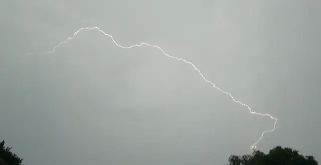 Das Unwetter (am vergangenen Freitag) war gefährlich und faszinierend zugleich. Dieser Blitz zeigte sich mit vielen weiteren am Himmel | Foto: tw