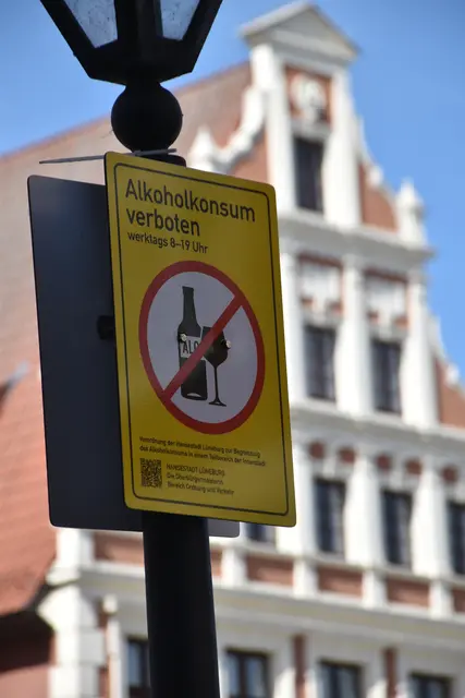 In Lüneburg "Am Sande" ist in der Zeit von 8 bis 19 Uhr Alkoholkonsum verboten | Foto: Axel-Holger Haase