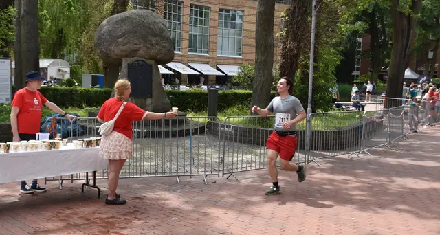Noch immer sind die letzten Läufer beim Buchholzer Stadtlauf unterwegs. Die Getränkestationen waren bei den hochsommerlichen Temperaturen "heiß" begehrt | Foto: Axel-Holger Haase