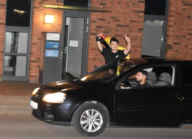Eine halbe Stunden lang fuhren Fahrzeuge mit Deutschlandfahnen und unter Nutzung der Hupen durch die Buchholzer Innenstadt nach dem glücklichen 2:1-Sieg gegen das Team von der Elfenbeinküste | Foto: Axel-Holger Haase